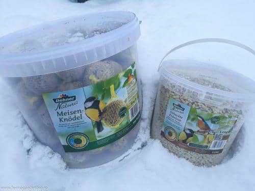 Hrană pentru hrănirea păsărilor pe timpul iernii